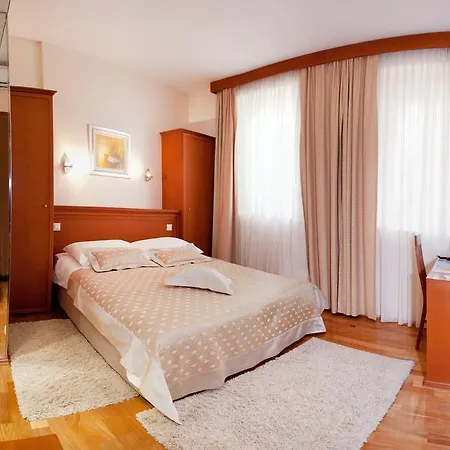 B&B 로얄 스위트 4*